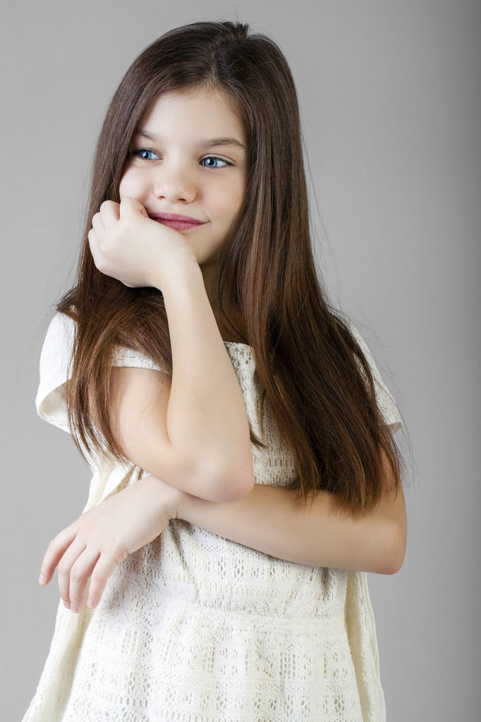 A bájos barna kis lány portréja - Fotó, kép