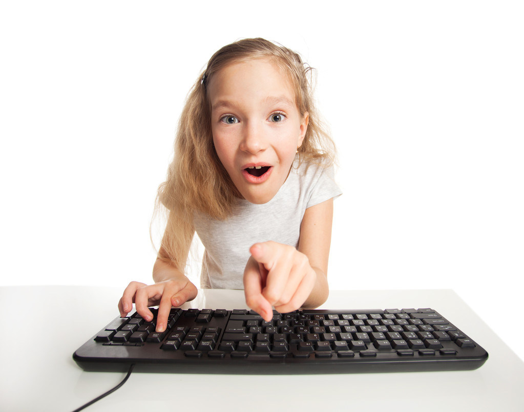 Kind schaut auf Computer - Foto, Bild