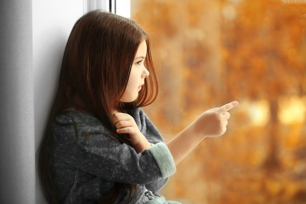 Маленька дівчинка чекає когось
 - Фото, зображення
