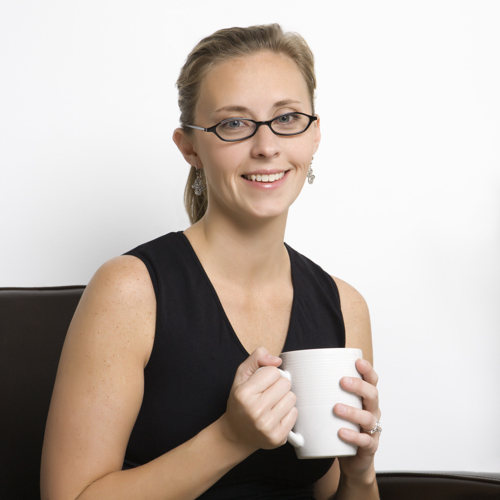 Γυναίκα πίνει καφέ.. - Φωτογραφία, εικόνα