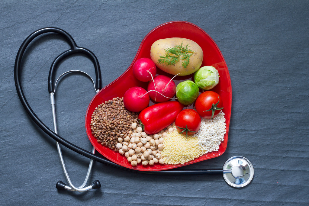Terveellistä ruokaa punaisella sydänlevyllä kolesteroli ruokavalio käsite
 - Valokuva, kuva