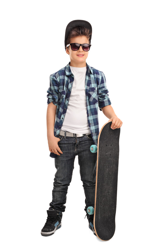 Koele kleine skater jongen met zonnebril  - Foto, afbeelding