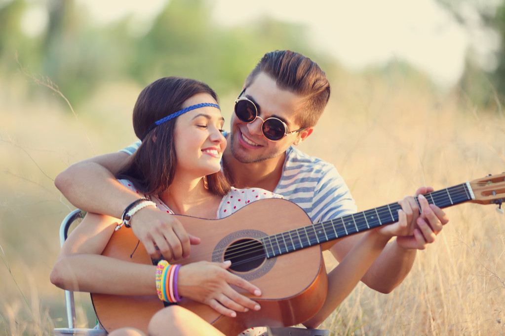 attraktives Paar spielt Gitarre - Foto, Bild