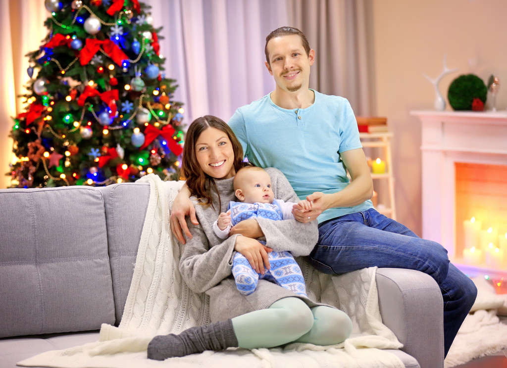 Boldog család, karácsony szobában a kanapén - Fotó, kép