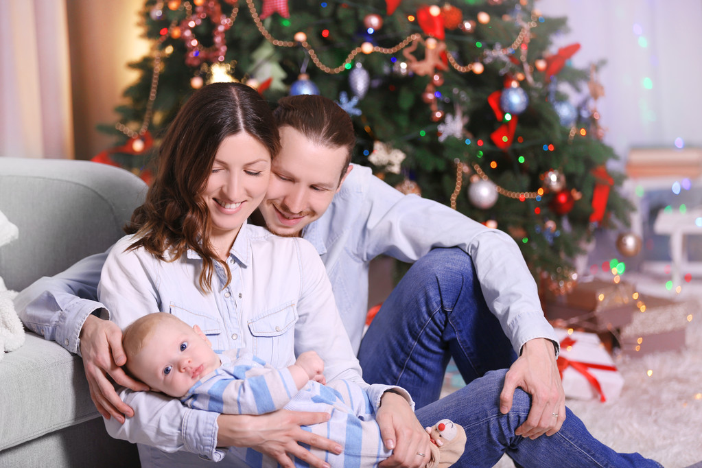 Joyeux famille dans la chambre de Noël décorée
 - Photo, image