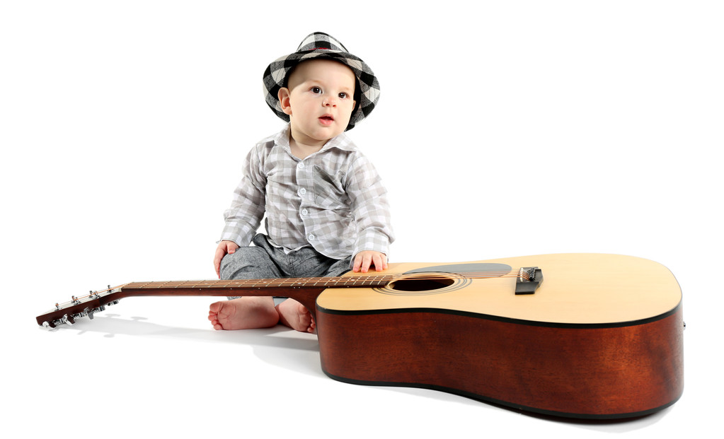 Симпатичный ребенок в шляпе с гитарой
 - Фото, изображение