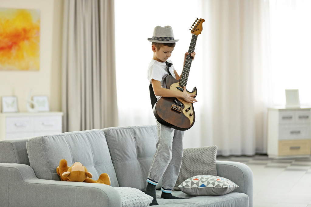 ギターを弾く少年  - 写真・画像