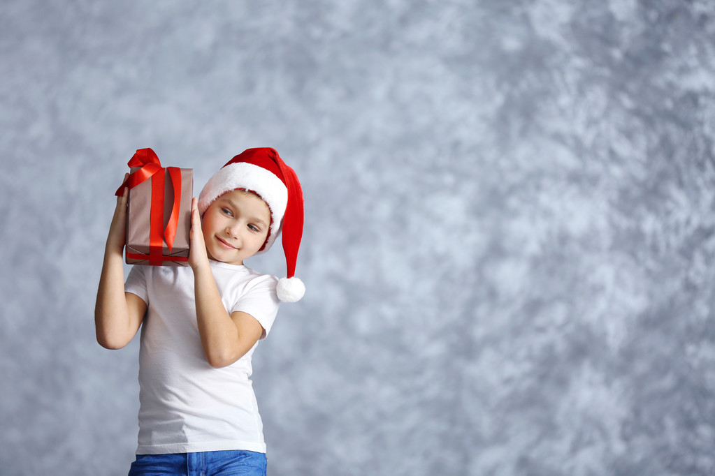Αγόρι σε το καπέλο Santa με κιβώτιο δώρων - Φωτογραφία, εικόνα