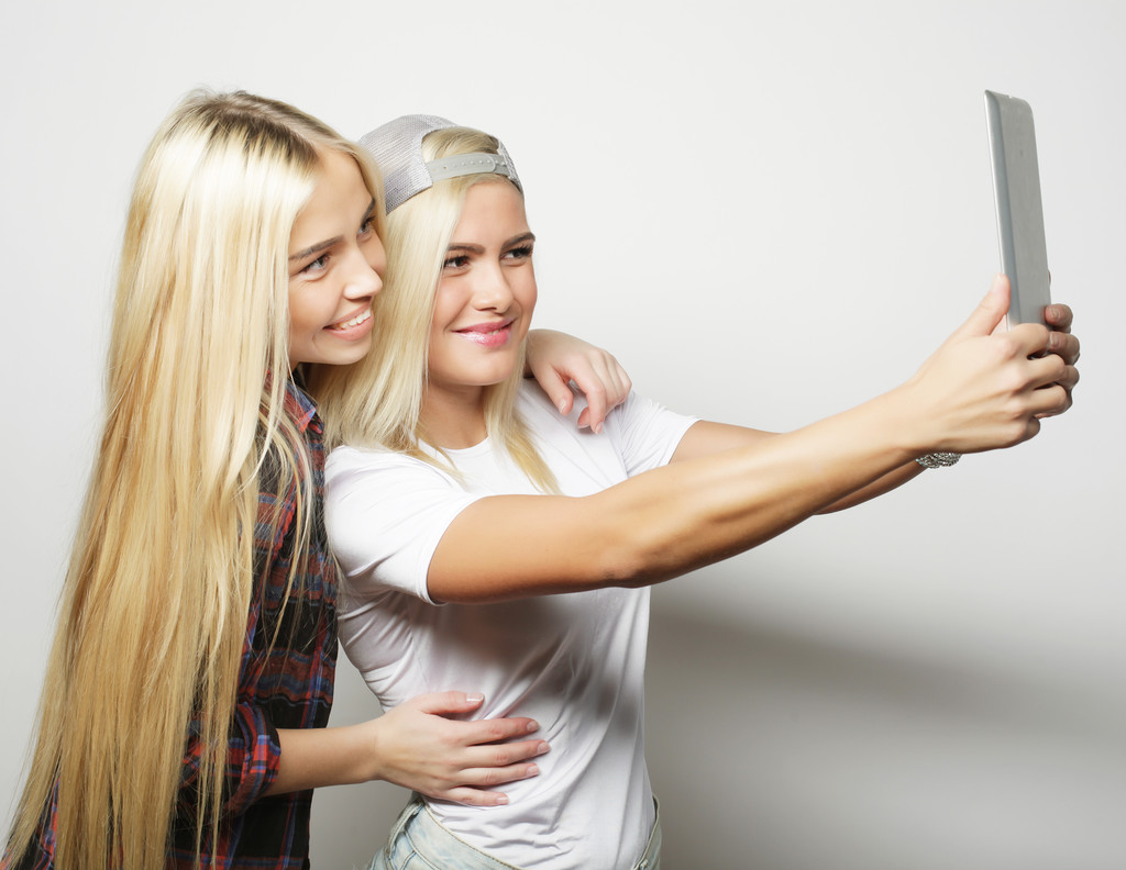 dvě hipster dívky přátelé užívající selfie s digitální tablet - Fotografie, Obrázek