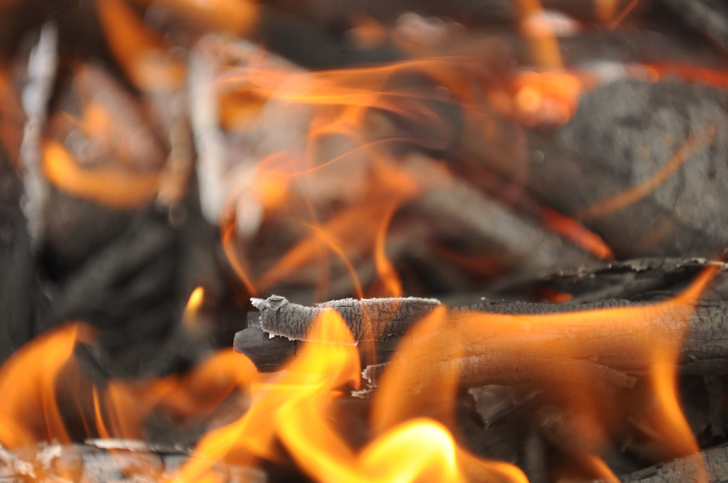 Сжигание дерева пламенем
 - Фото, изображение