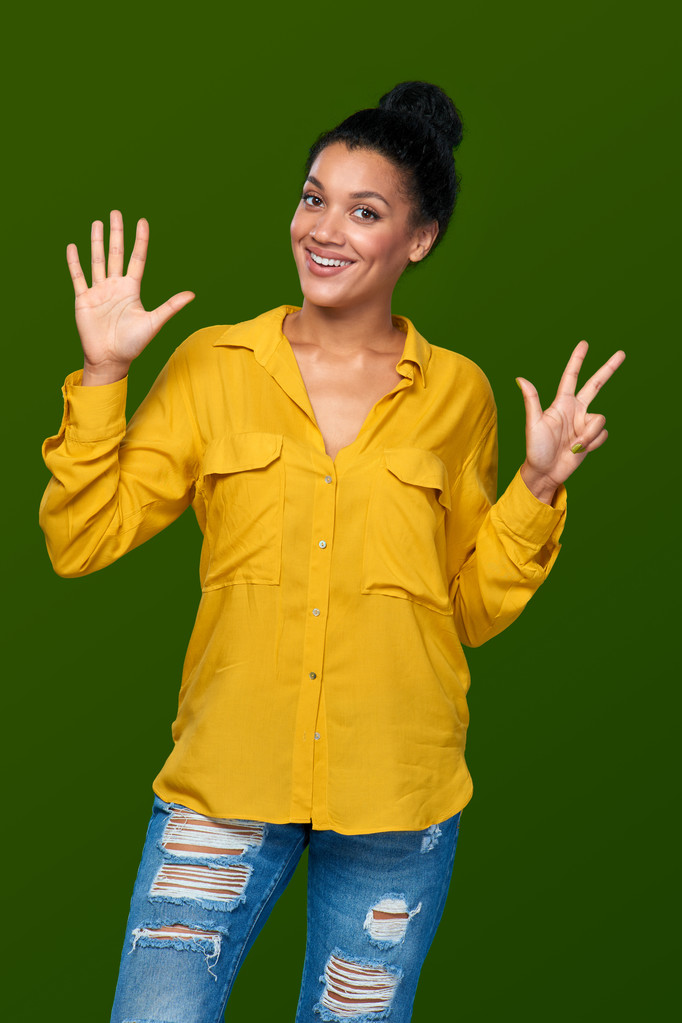 Mulher mostrando oito dedos
 - Foto, Imagem