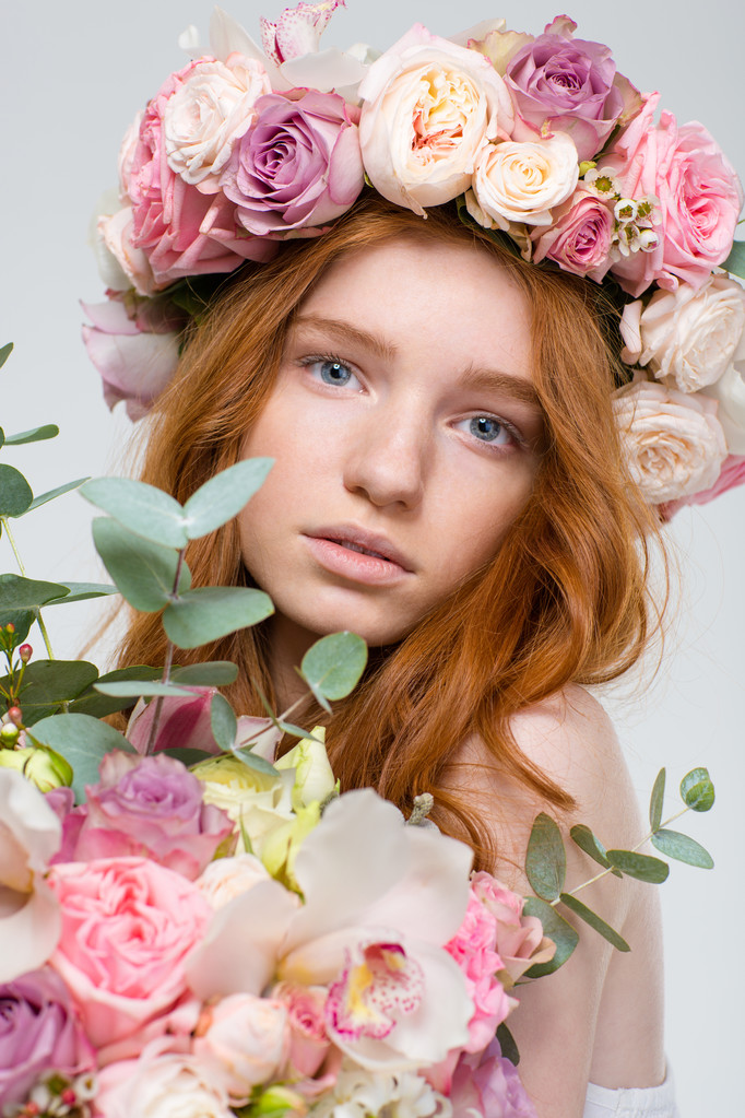 Hermosa mujer en corona de rosas con ramo de flores
  - Foto, Imagen