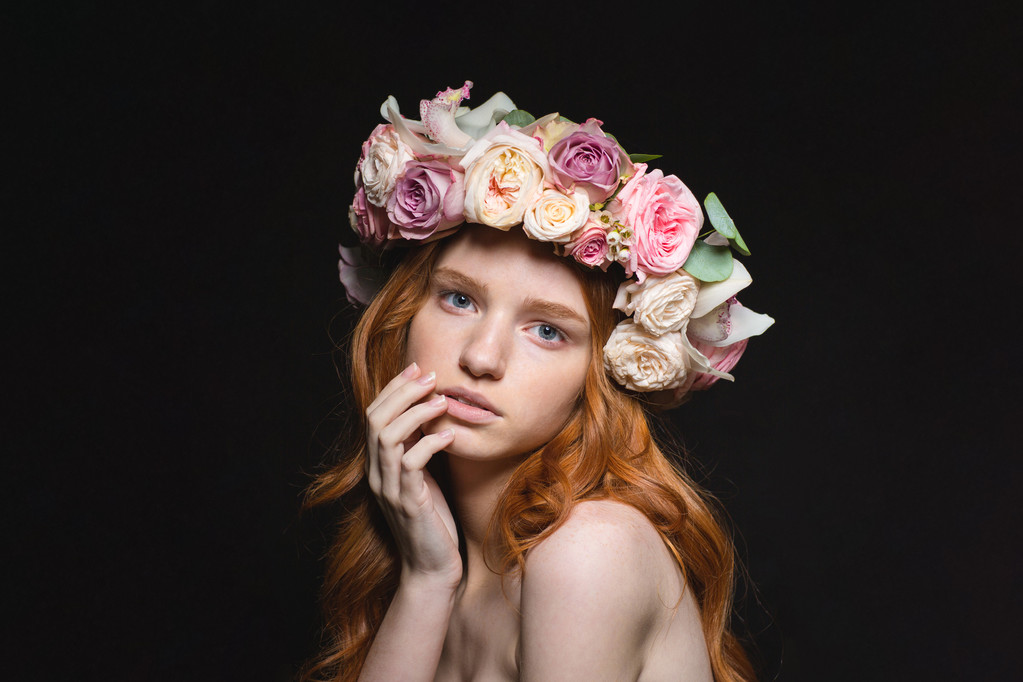 Mujer pelirroja con corona de flores en la cabeza
  - Foto, imagen