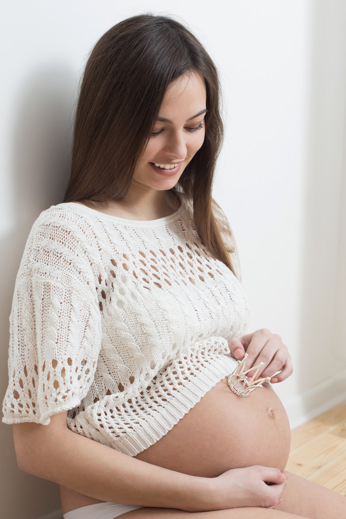 Evde katta oturan mutlu hamilelik - Fotoğraf, Görsel