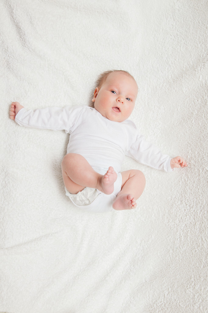 白いロンパーで生まれたばかりの赤ちゃん - 写真・画像