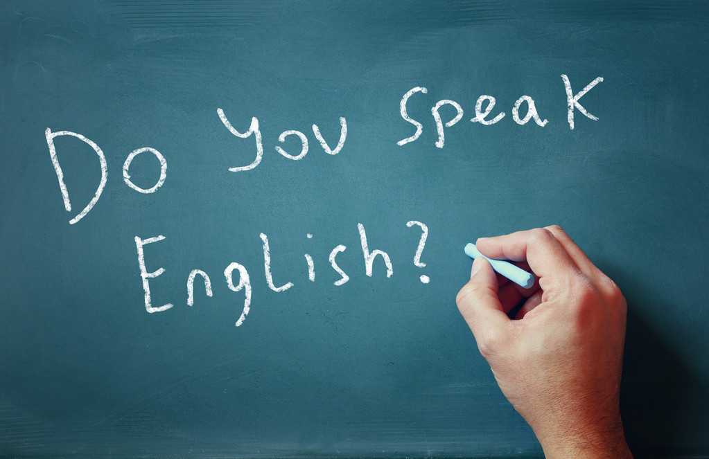 la pregunta ¿Hablas Inglés escrito en pizarra y mano masculina
 - Foto, Imagen