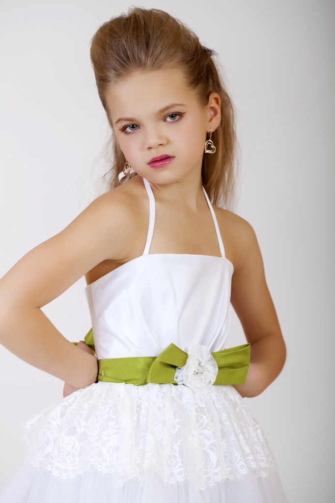 Retrato de una niña en vestido clásico blanco
  - Foto, imagen