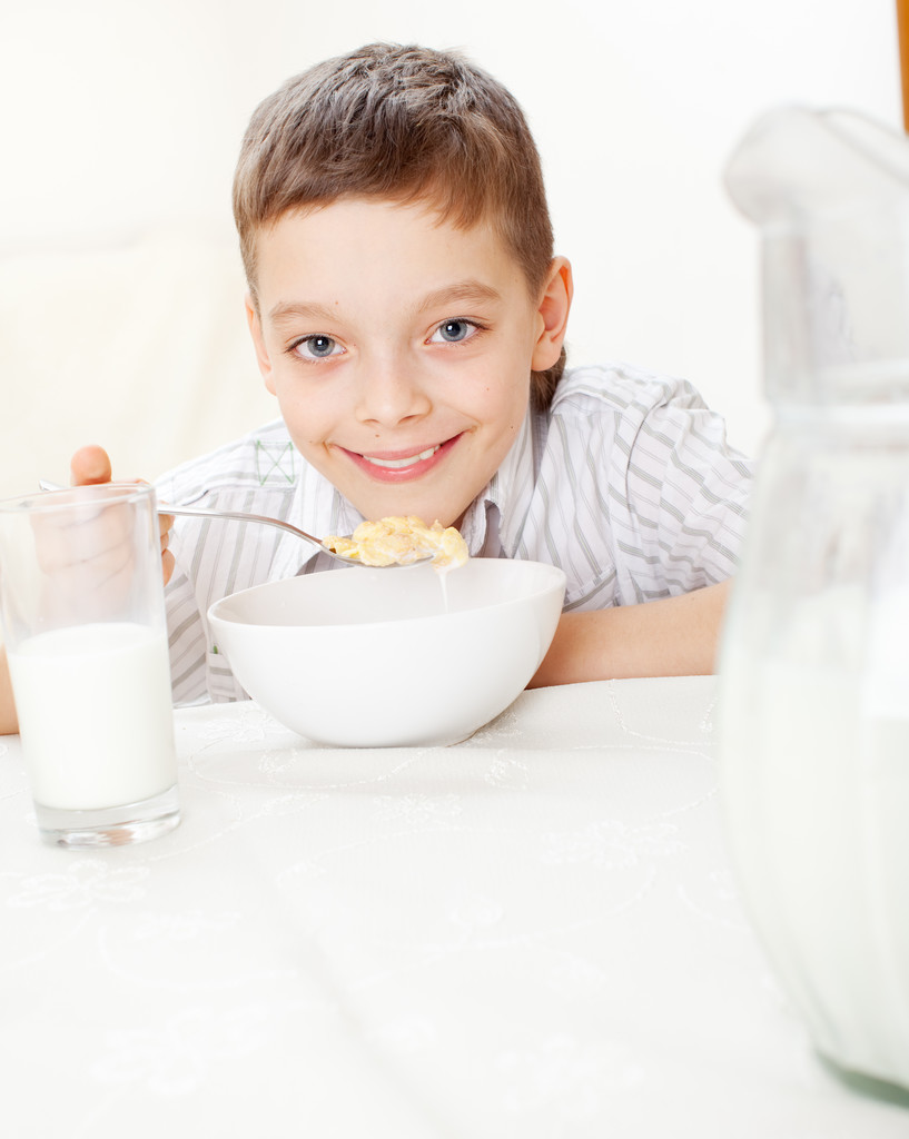 αγόρι που τρώνε παγωμένο νιφάδες - Φωτογραφία, εικόνα