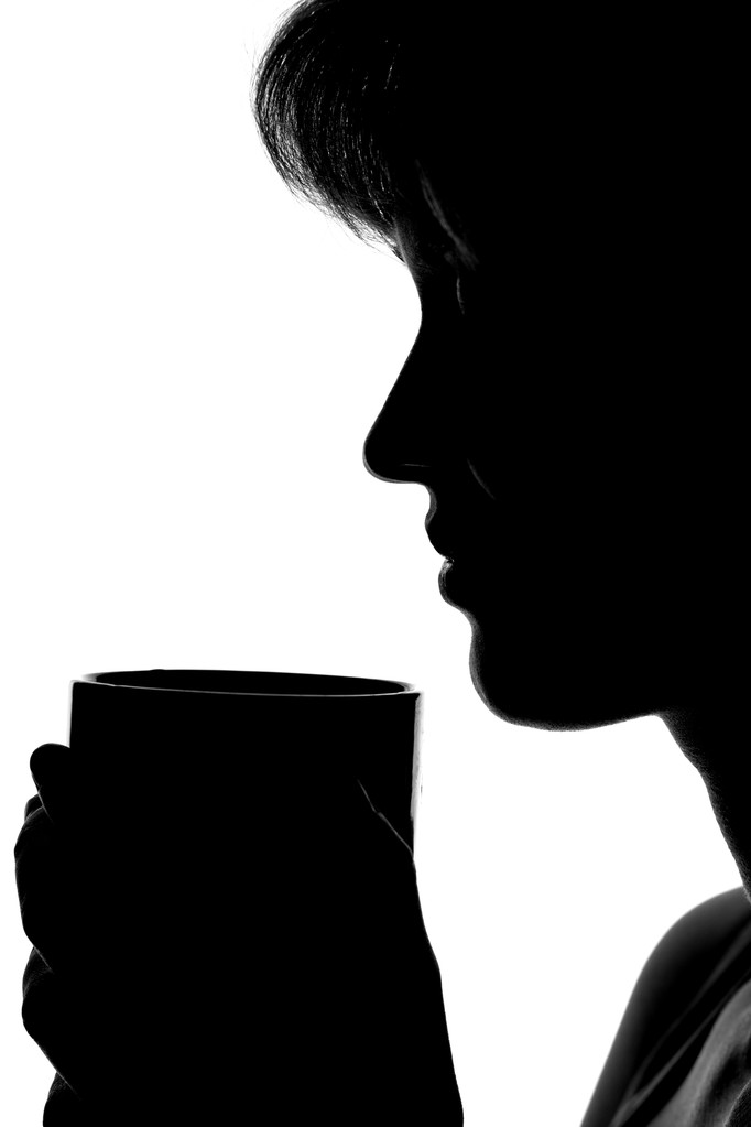 silhouette d'une femme avec une tasse dans les mains
 - Photo, image