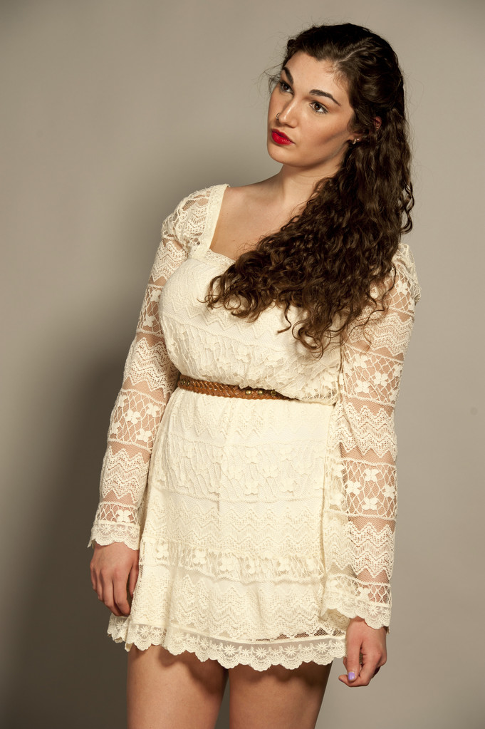 wunderschöne junge Brünette in einem weißen Kleid - Foto, Bild