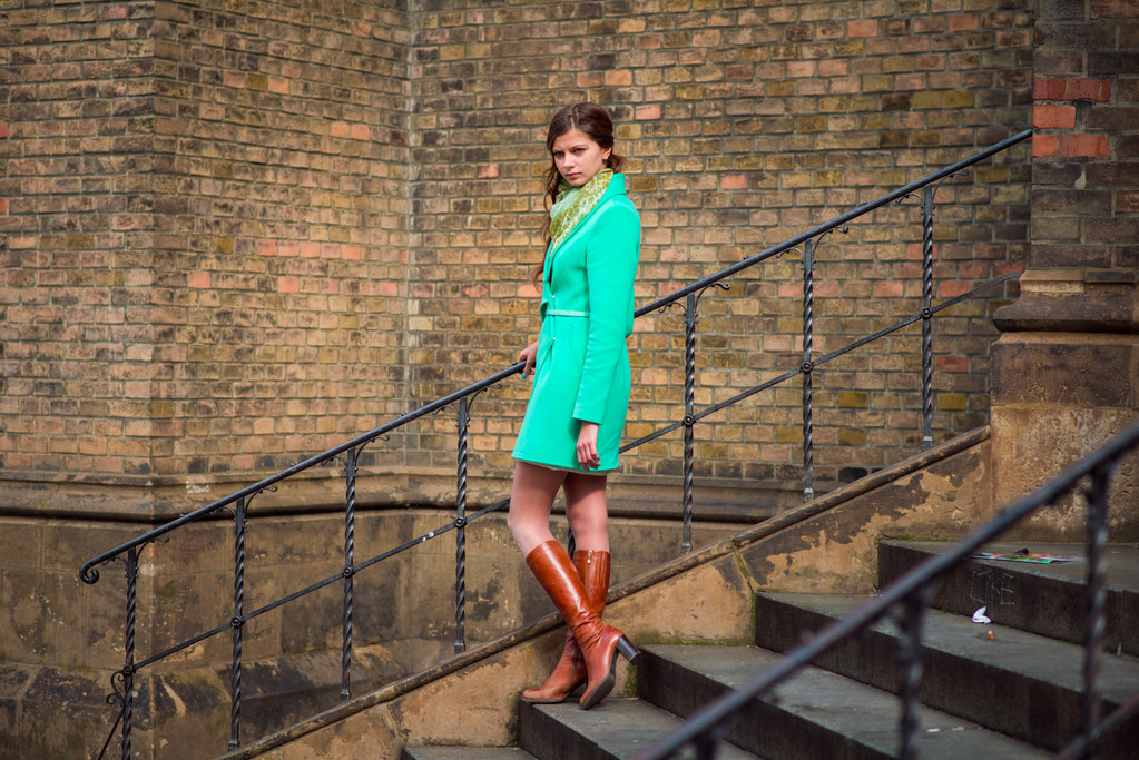 Жінка в зеленому пальто
 - Фото, зображення