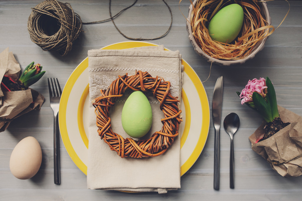 イースターの卵で飾られたテーブル - 写真・画像