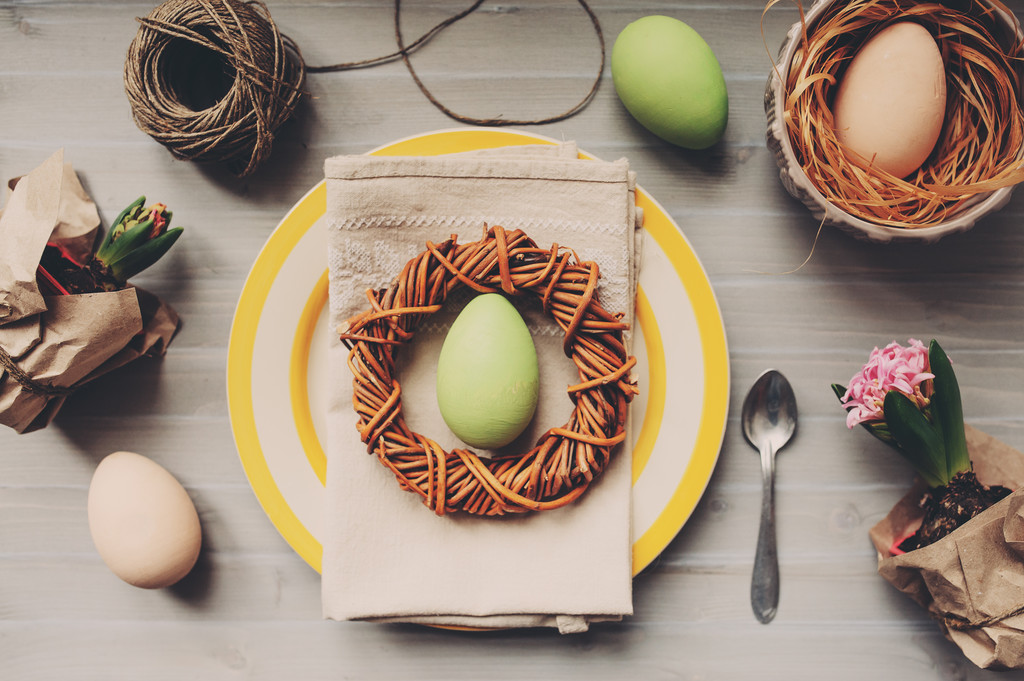 Tisch zu Ostern mit Eiern dekoriert - Foto, Bild