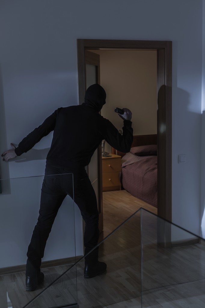 Maskované vetřelec v domě - Fotografie, Obrázek