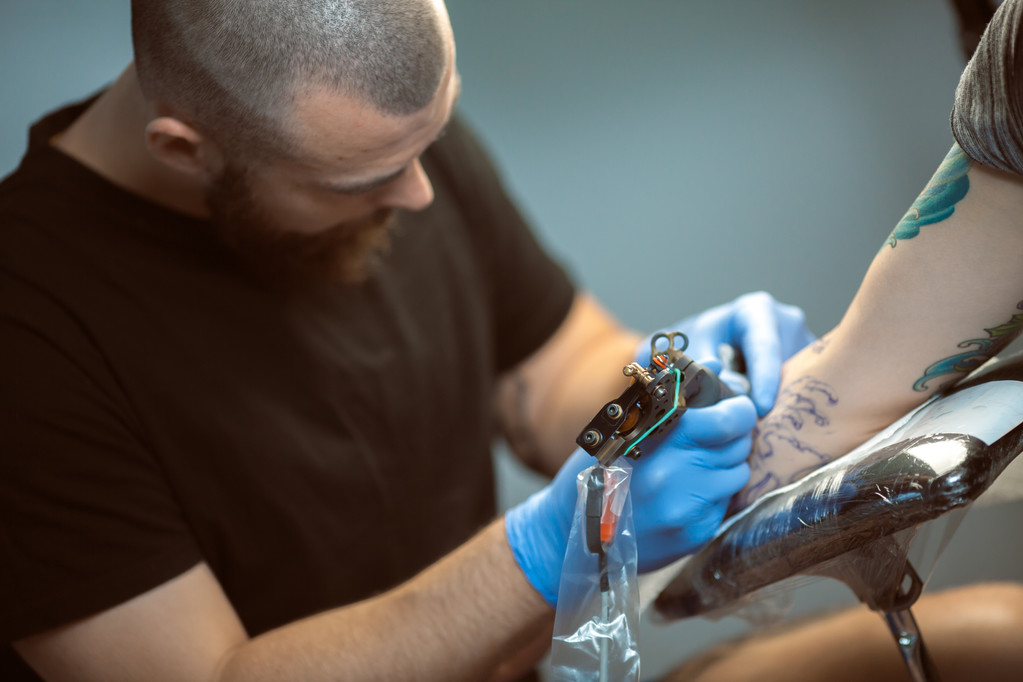 Tatoeëerder maakt een tatoeage. Closeup - Foto, afbeelding