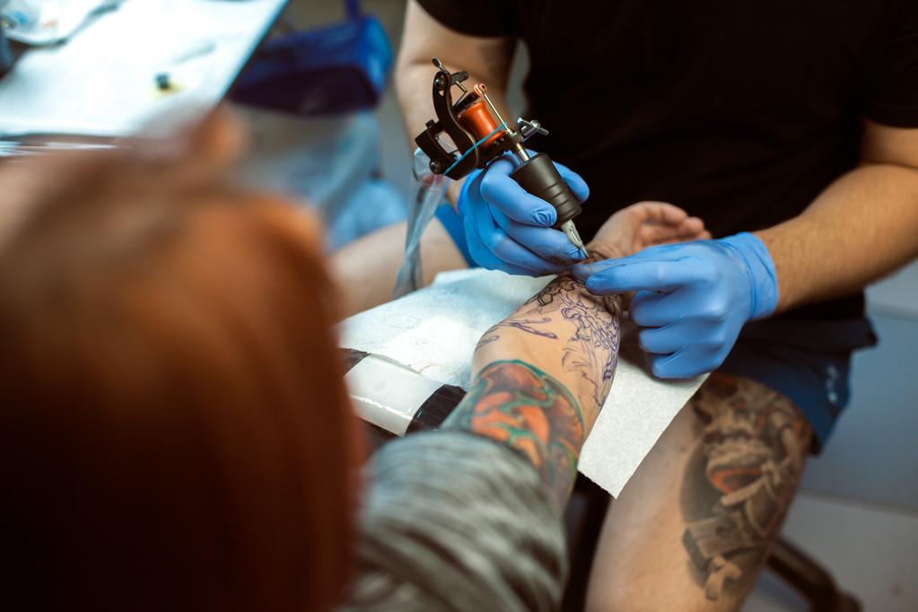 Tattooist tesz egy tetoválás. Vértes - Fotó, kép