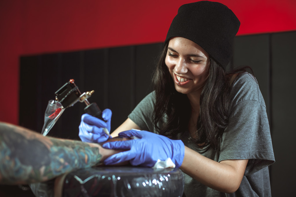 Hermosa chica morena hace tatuaje
 - Foto, imagen