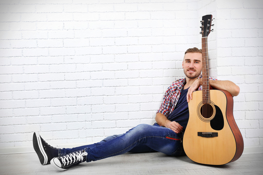 Fiatal zenész, gitár - Fotó, kép