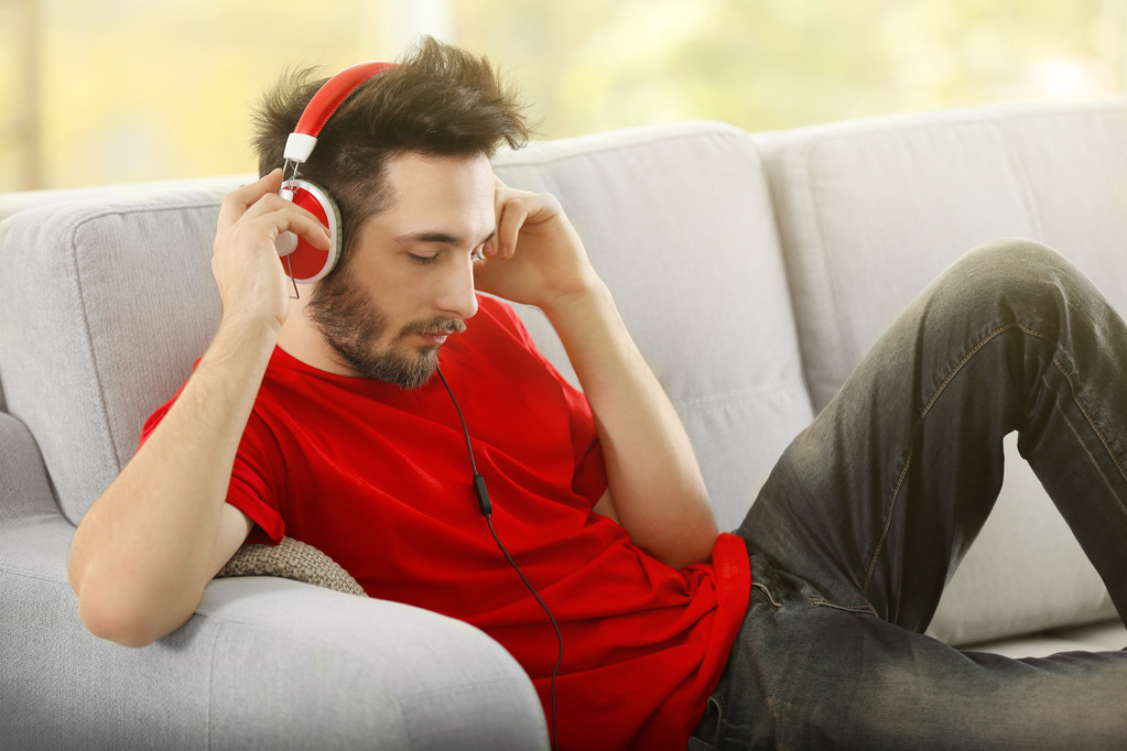 Joven escucha música con auriculares
  - Foto, Imagen