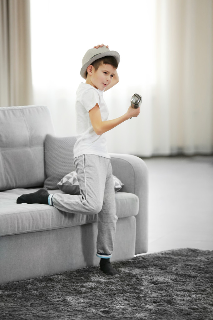 Petit garçon en chapeau chantant
  - Photo, image