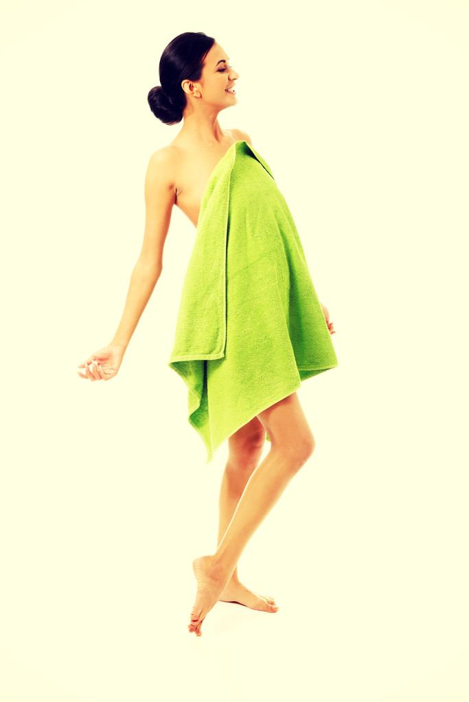 Mulher feliz envolto em toalha
 - Foto, Imagem