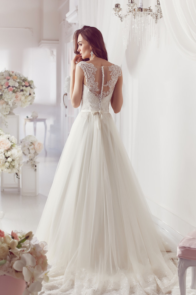La hermosa mujer posando en un vestido de novia
 - Foto, imagen