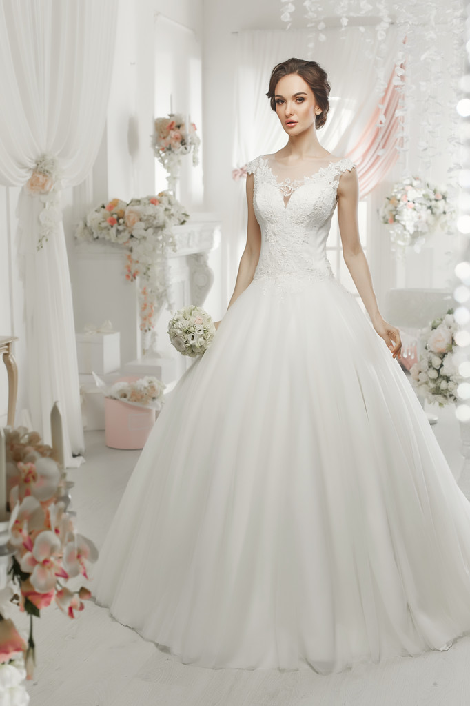 La hermosa mujer posando en un vestido de novia
 - Foto, Imagen