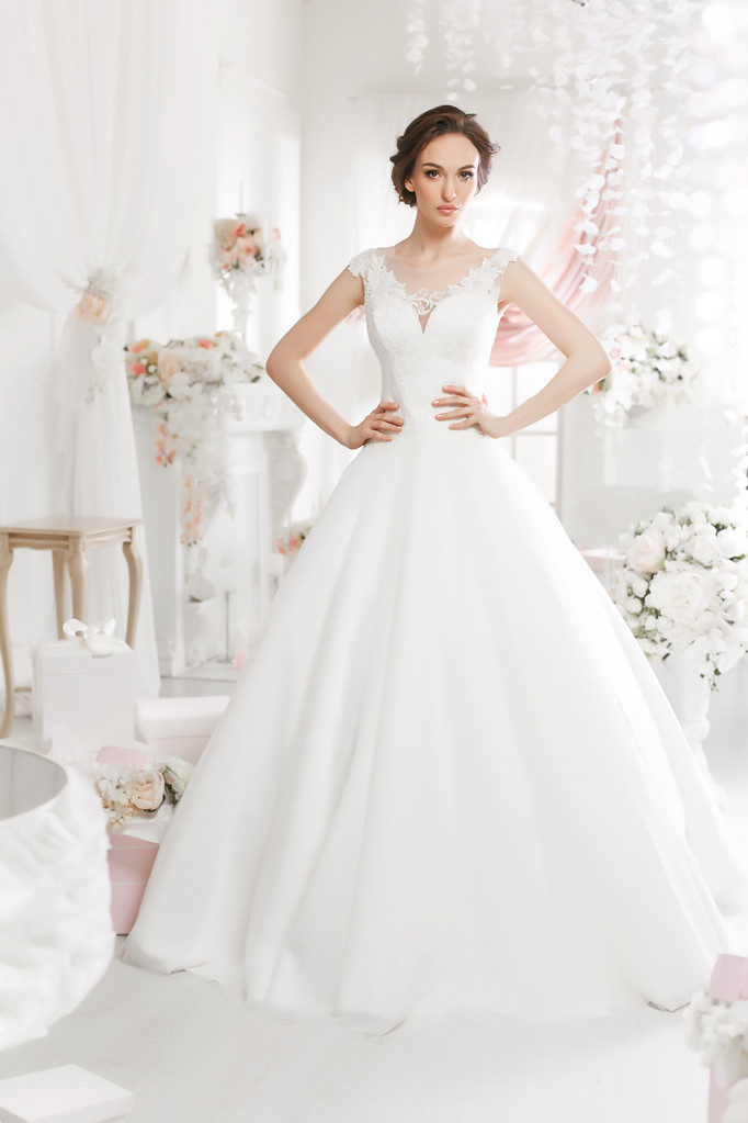 La hermosa mujer posando en un vestido de novia
 - Foto, Imagen