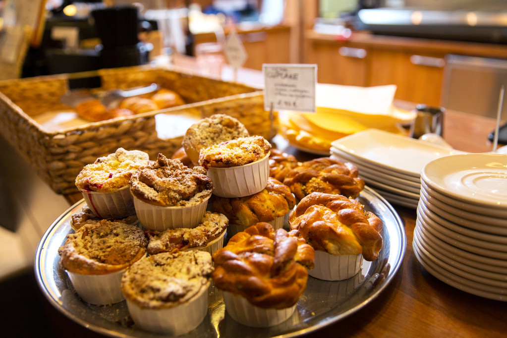 close up of buns and cakes at cafe or bakery - Foto, afbeelding