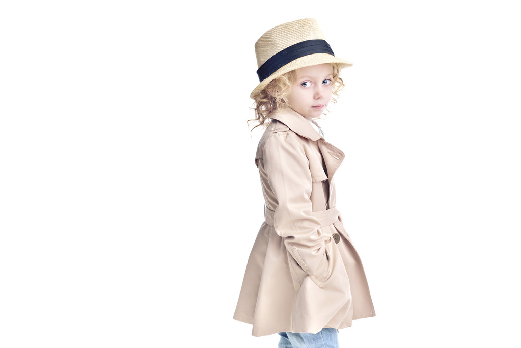 Modekind. Blondes Mädchen in stylischem Regenmantel und Hut. - Foto, Bild
