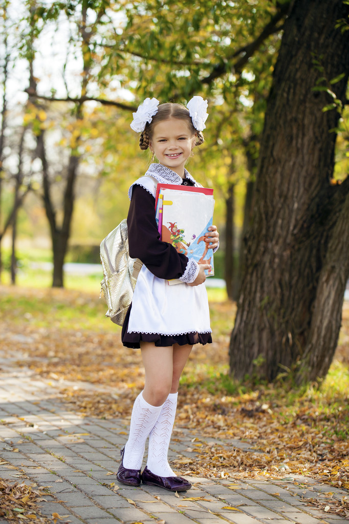 Ευτυχισμένος μικρή μαθήτρια στο πάρκο φθινόπωρο - Φωτογραφία, εικόνα