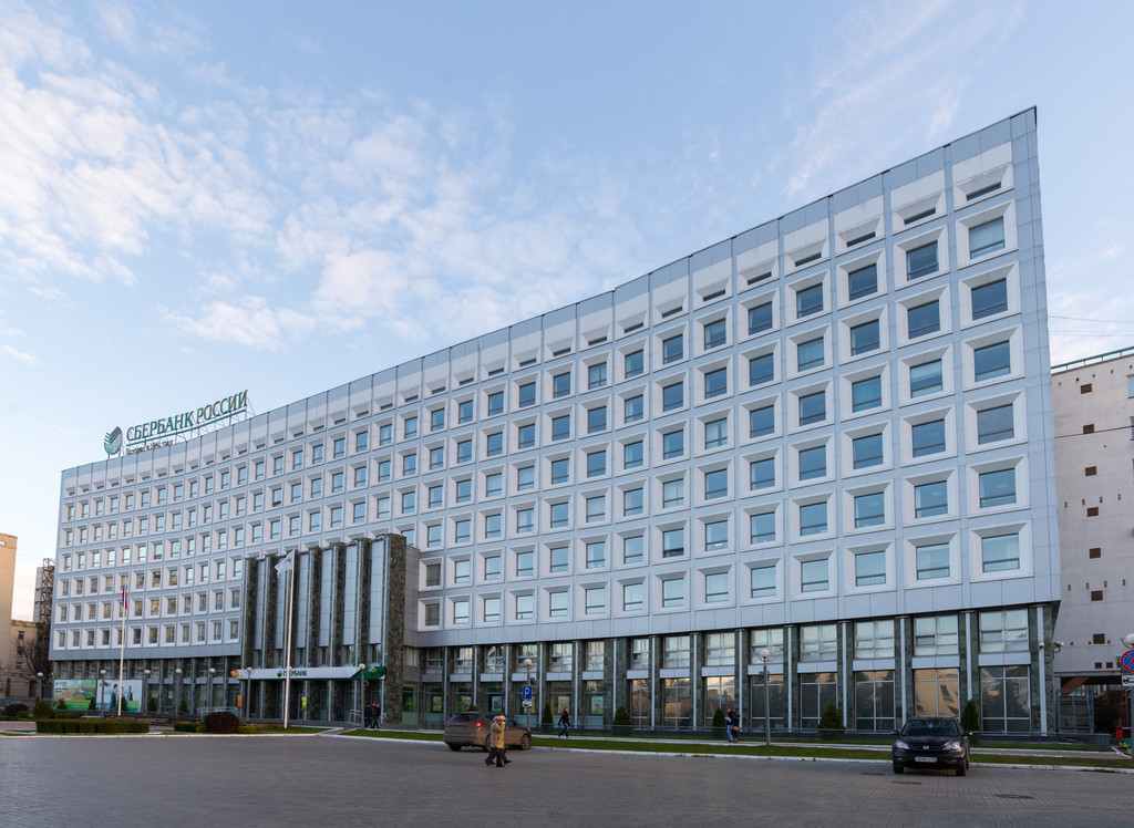 ニジニ ・ ノヴゴロド, ロシア連邦 - 11 月 04.2015。ズベルバンクの最大のニージニー支店 - 写真・画像