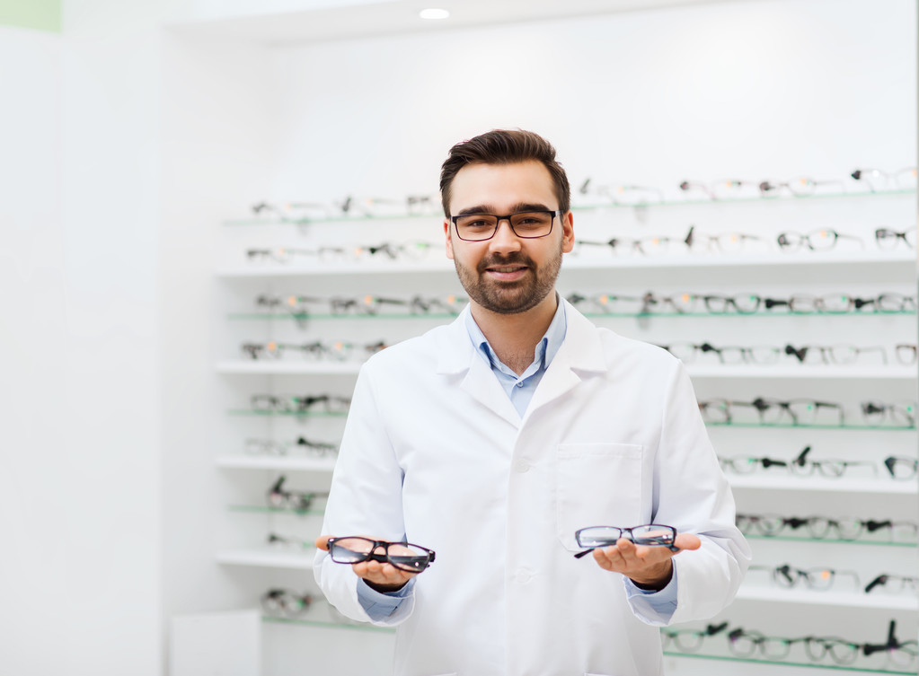 ember optikus, szemüveg, optika boltban kabát - Fotó, kép