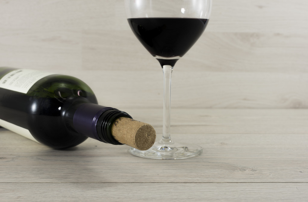 fles rode wijn en glas - Foto, afbeelding
