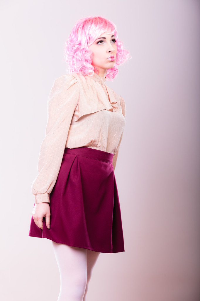 Frau in pinkfarbener Perücke posiert - Foto, Bild