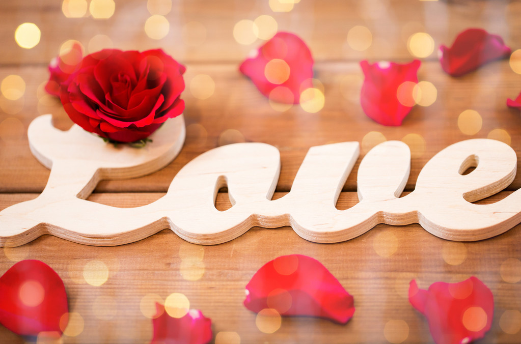 primer plano de la palabra amor recorte con rosa roja en la madera
 - Foto, Imagen