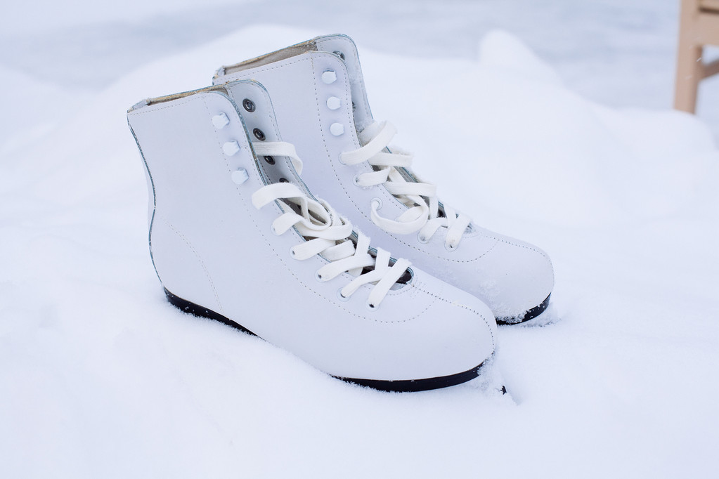 figuur schaatsen in sneeuw close-up - Foto, afbeelding