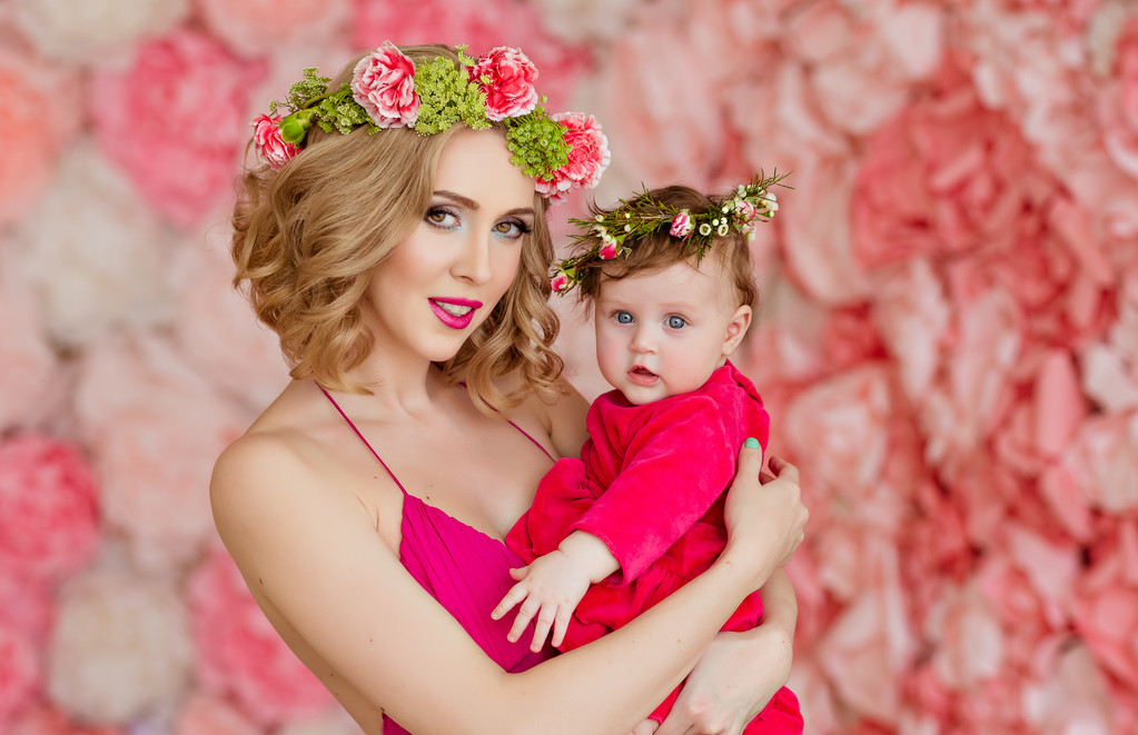 Güzel ince sarışın anne kırmızı elbise ve bir çelenk, ben çiçekler - Fotoğraf, Görsel