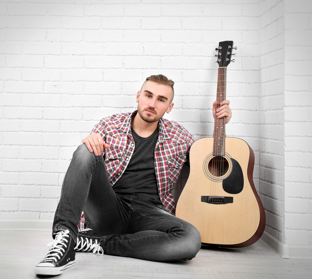 jonge musicus met gitaar - Foto, afbeelding