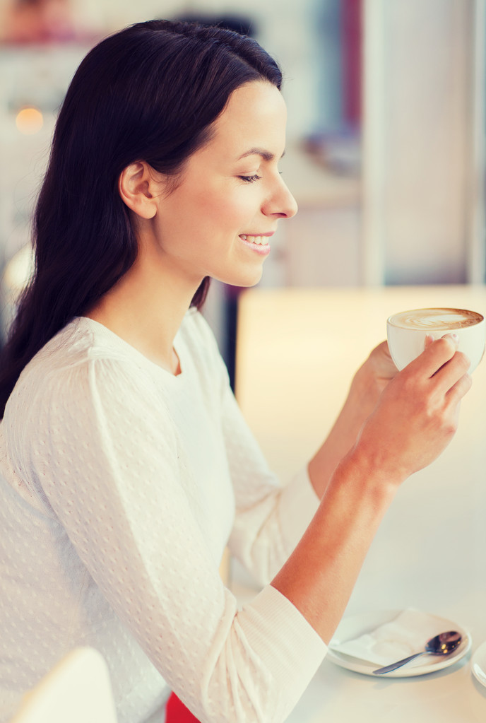 genç kadın içme kahve kafede gülümseyen - Fotoğraf, Görsel